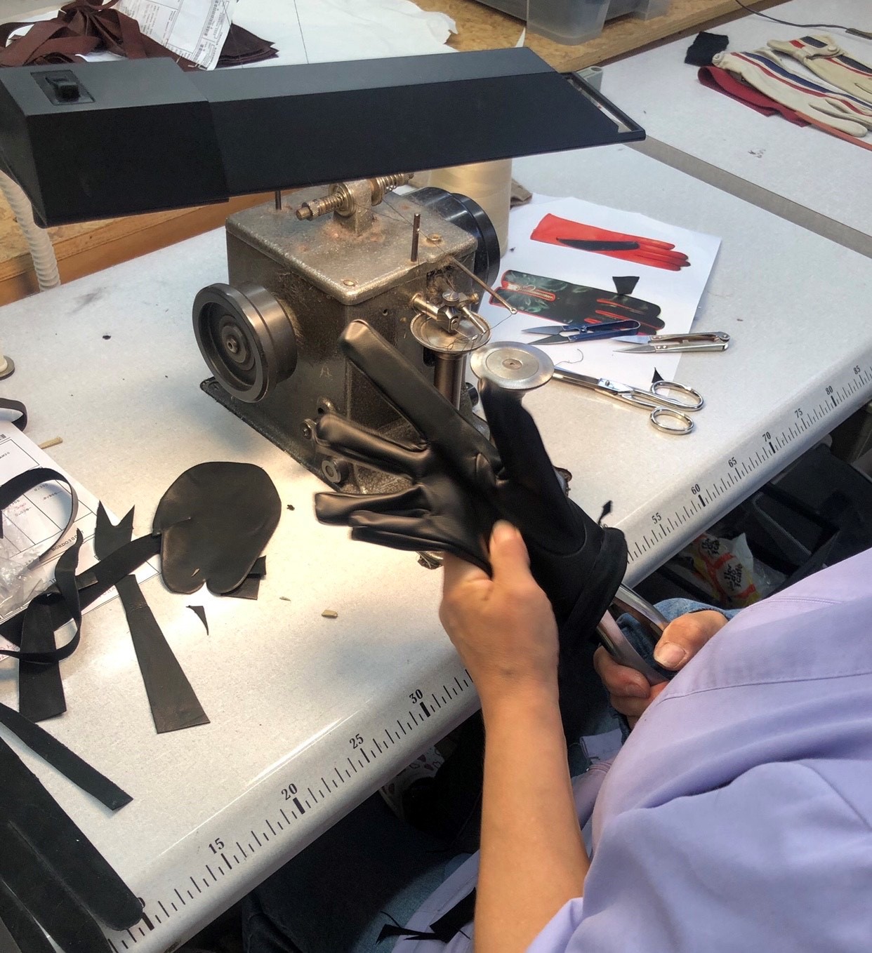 Laboratorio guanti presso Gala Gloves srl